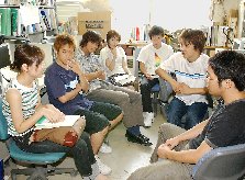 震災被害者の聞き取り調査について打ち合わせをする学生（16日、神戸市灘区の神戸大学）